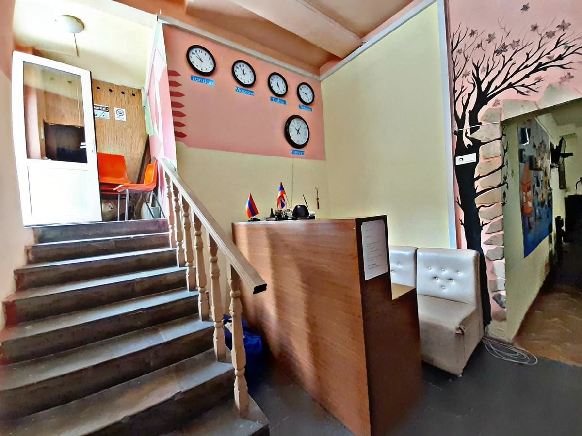 Хостелы Shamrock Republic Square Hostel and Tours Ереван-4