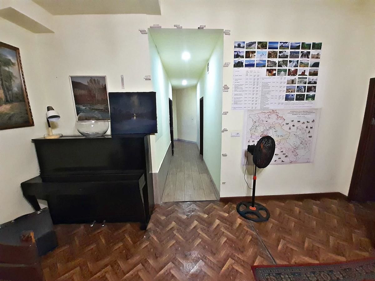 Хостелы Shamrock Republic Square Hostel and Tours Ереван-17