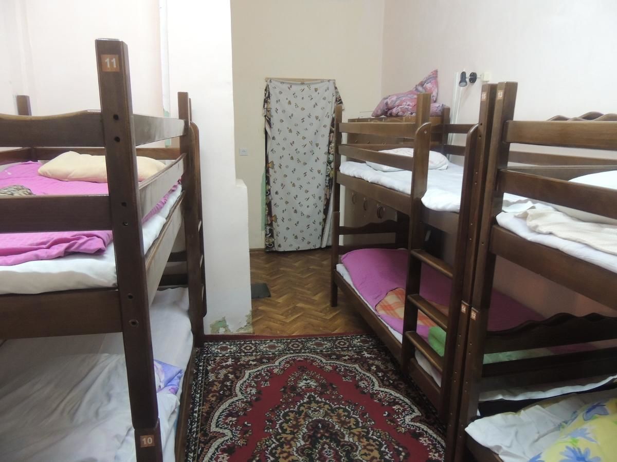 Хостелы Shamrock Republic Square Hostel and Tours Ереван-28