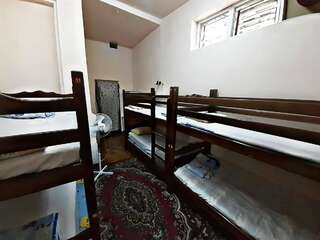 Хостелы Shamrock Republic Square Hostel and Tours Ереван Односпальная кровать в общем номере с 10 кроватями-2